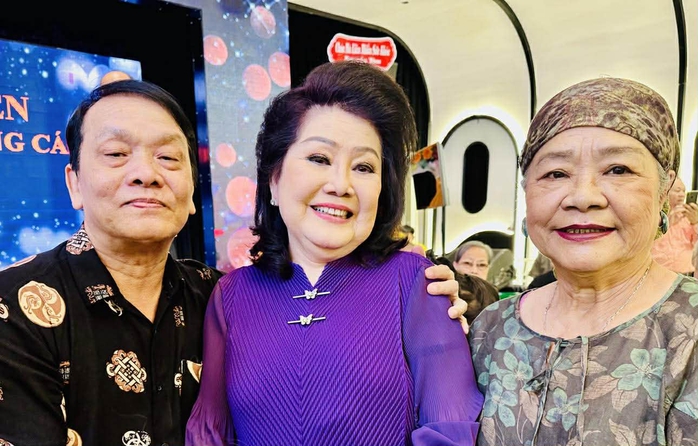 Phượng Liên, Ngọc Giàu, Lệ Thủy, Diệu Hiền xúc động trong ngày họp mặt tại quê nhà - Ảnh 7.