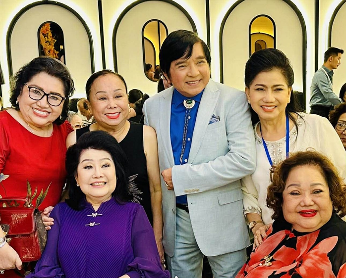 Phượng Liên, Ngọc Giàu, Lệ Thủy, Diệu Hiền xúc động trong ngày họp mặt tại quê nhà - Ảnh 8.