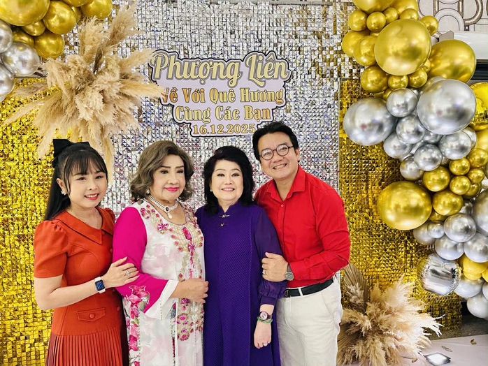 Phượng Liên, Ngọc Giàu, Lệ Thủy, Diệu Hiền xúc động trong ngày họp mặt tại quê nhà - Ảnh 9.