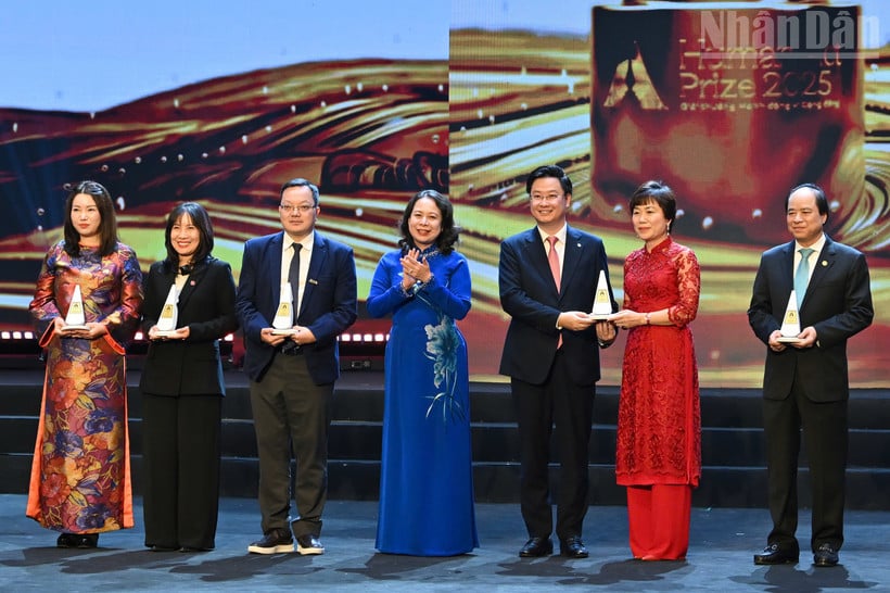 Vo Thi Anh Xuan elvtárs, a Vietnami Kommunista Párt Központi Bizottságának tagja és a Vietnami Szocialista Köztársaság alelnöke átadja a 2025-ös Emberi Cselekedet Díj díjait.