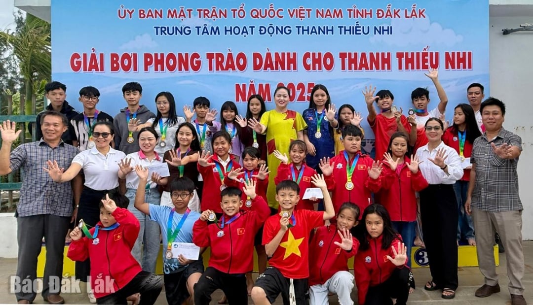 การส่งลูกเข้าร่วมการแข่งขันว่ายน้ำสมัครเล่นไม่เพียงแต่จะช่วยลดเวลาการใช้หน้าจอของพวกเขาเท่านั้น แต่ยังช่วยให้พวกเขามีปฏิสัมพันธ์กับเพื่อนๆ และมีความมั่นใจในชีวิตมากขึ้นด้วย