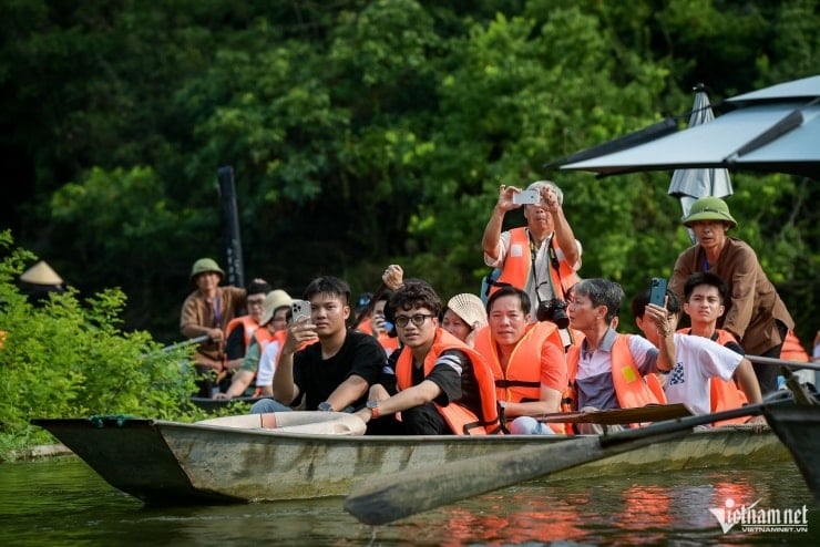 Hoàng hôn là thời điểm lý tưởng nhất để ngắm các đàn chim bay về tổ tại Thung Nham.