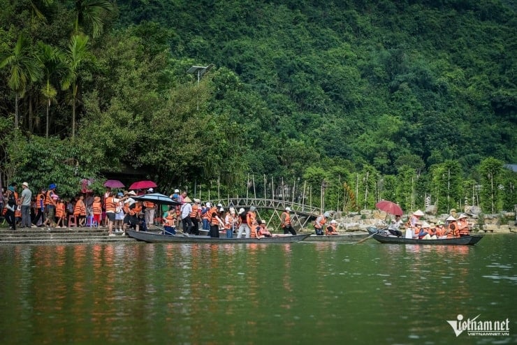 ទិដ្ឋភាពនៃសត្វស្លាបព្រៃរាប់ម៉ឺនក្បាលហើរត្រឡប់ទៅសំបុករបស់វាវិញនៅសួនសត្វស្លាប Thung Nham ខេត្ត Ninh Binh។