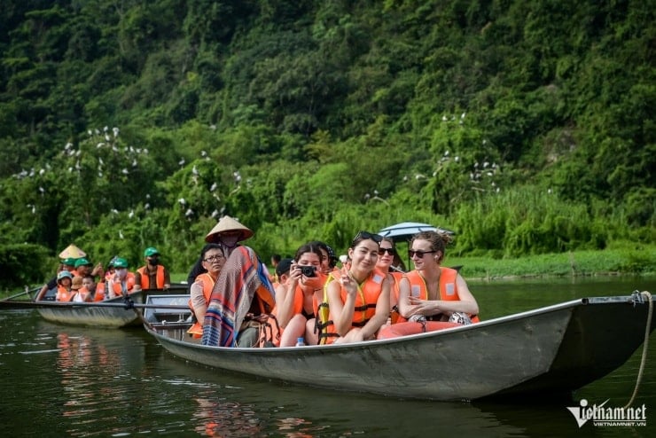 ភ្ញៀវទេសចរបរទេសរីករាយនឹងការថតរូបដើម្បីផ្តិតយកពេលវេលានៅ Thung Nham។