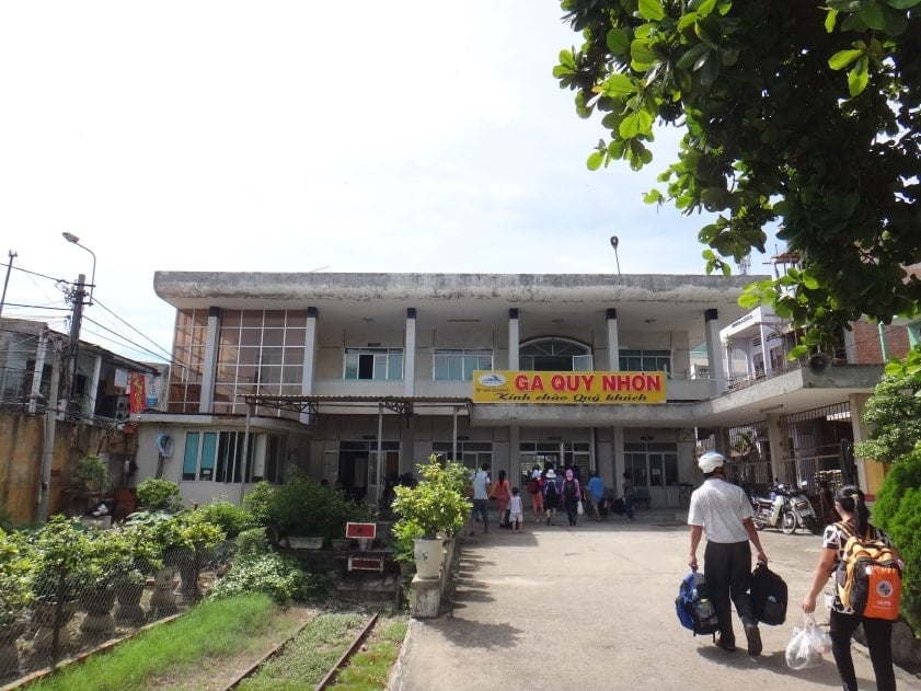 ស្ថានីយ៍រថភ្លើង Quy Nhon មានស្ថាបត្យកម្មបុរាណ និងទីធ្លាធំទូលាយ និងមានខ្យល់ចេញចូលល្អនៅខាងមុខ។