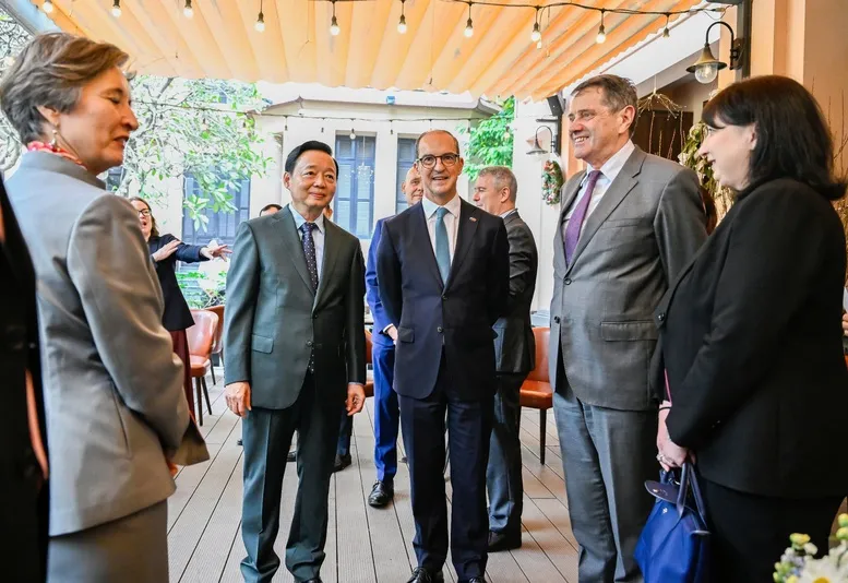 Místopředseda vlády Tran Hong Ha srdečně přijal velvyslance EU a chargé d'affaires ve Vietnamu - Foto 1.