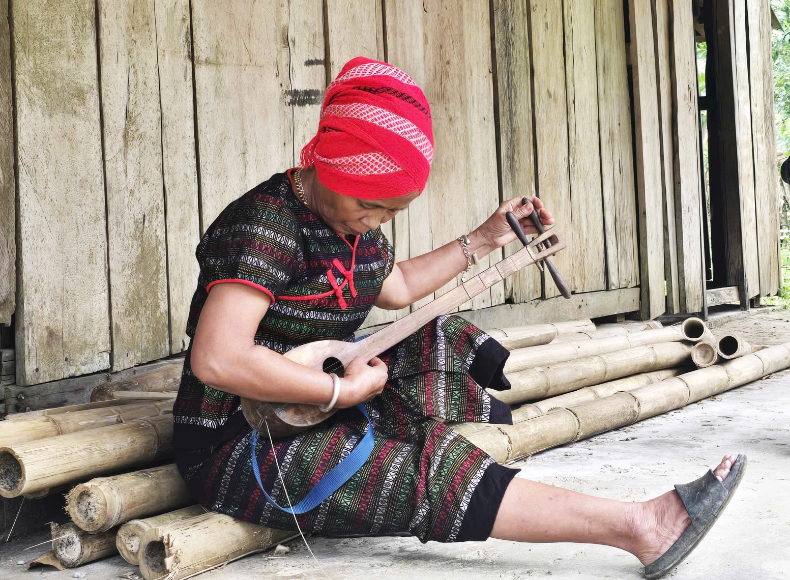 អ្នកស្រី ហូ ធី មុំ ហាត់លេងឧបករណ៍ភ្លេងតាលូជាប្រចាំ ដើម្បីកំដរអារម្មណ៍ភ្ញៀវទេសចរ - រូបថត៖ P.P.