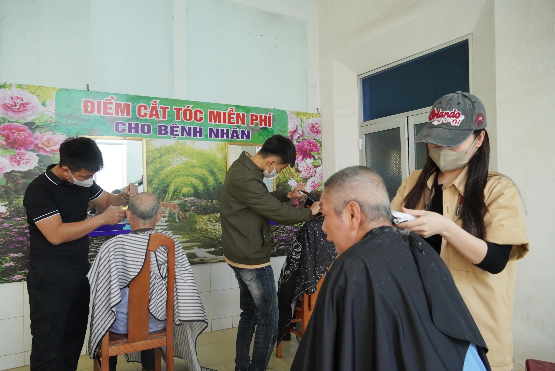 កាត់សក់ដោយឥតគិតថ្លៃសម្រាប់អ្នកជំងឺ និងក្រុមគ្រួសាររបស់ពួកគេត្រូវបានផ្តល់ជូនជាប្រចាំរៀងរាល់ថ្ងៃព្រហស្បតិ៍ - រូបថត៖ H.L