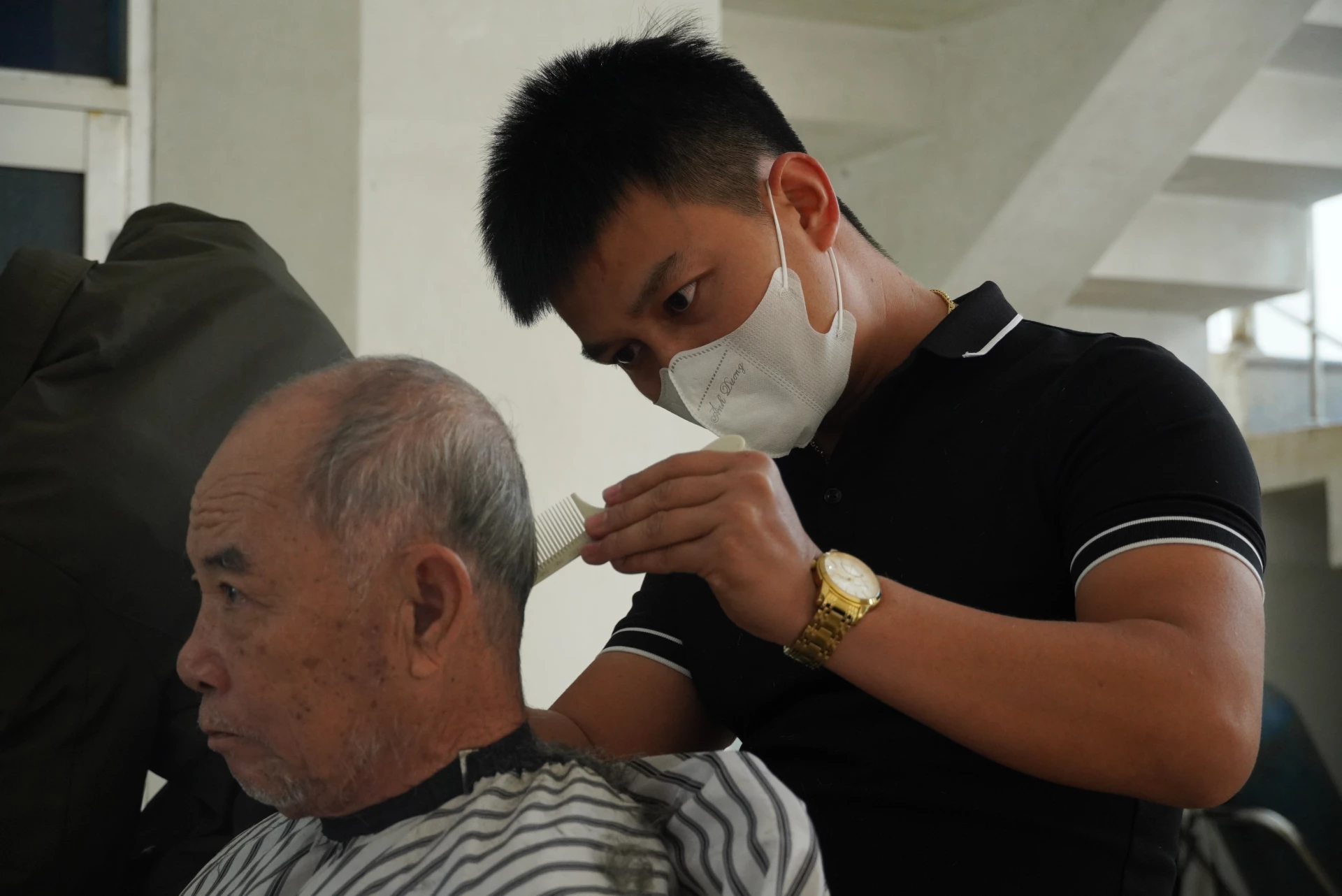 អ្នកស្ម័គ្រចិត្តបានតុបតែងអ្នកជំងឺយ៉ាងយកចិត្តទុកដាក់ និងដោយស្មោះស្ម័គ្រ។