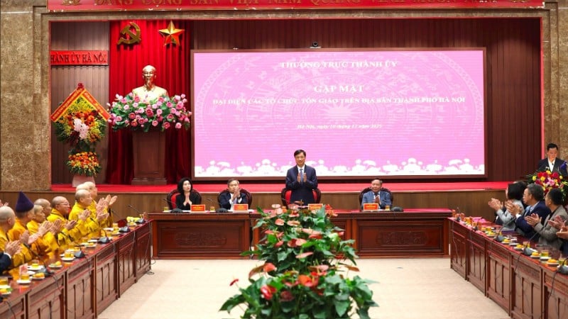 Schůzi předsedal tajemník strany Hanoje Nguyen Duy Ngoc a další členové stálého výboru městského stranického výboru. (Foto: Viet Thanh/Hanoi Moi Newspaper)