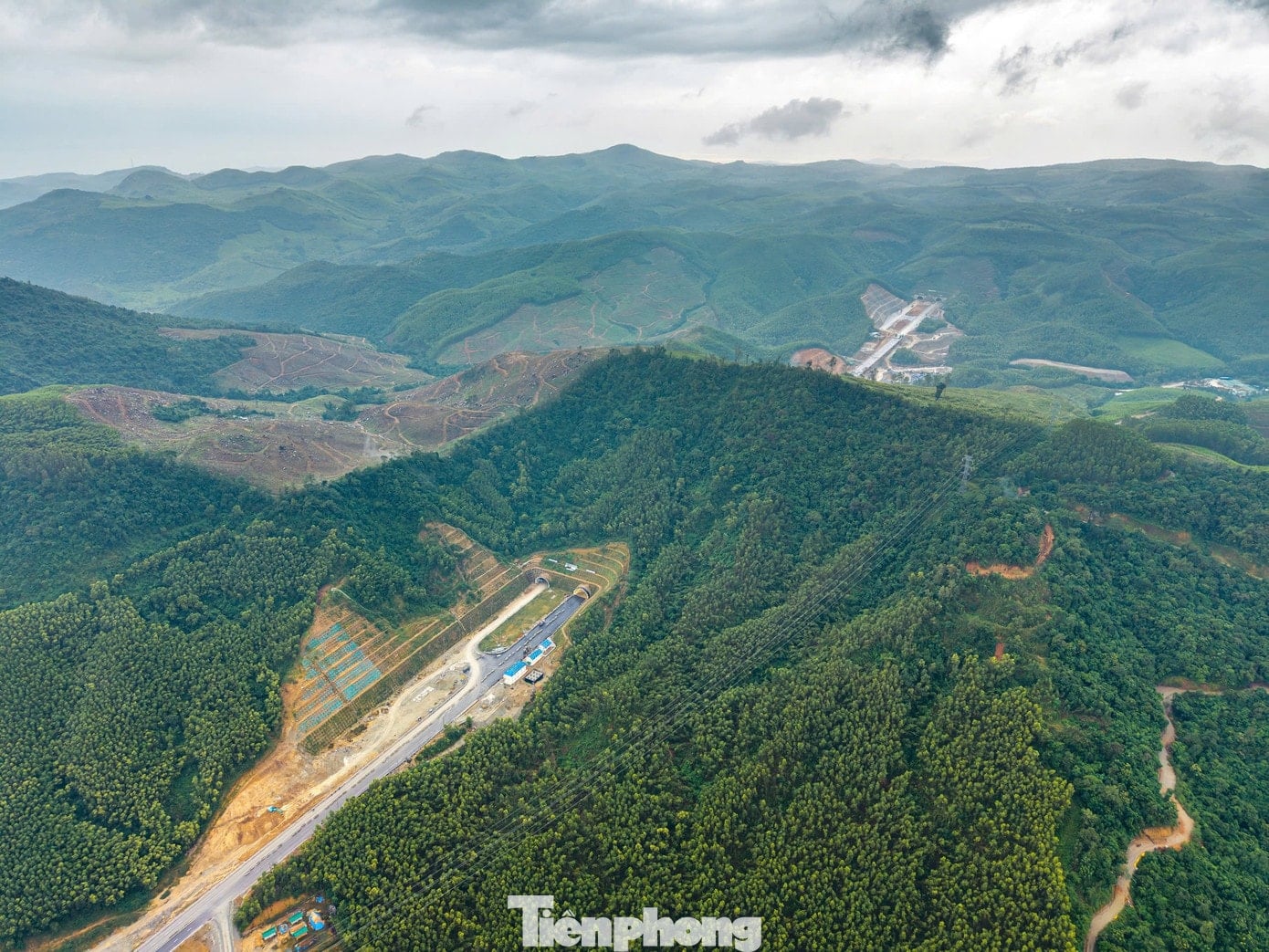 Una galleria scavata nella montagna lungo l'autostrada Quang Ngai - Hoai Nhon.