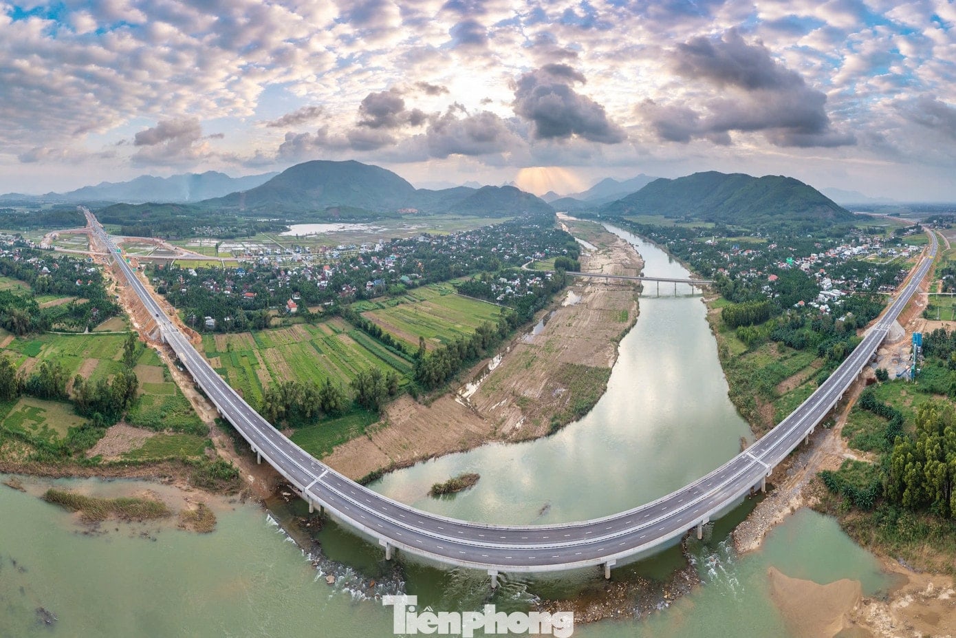 Il ponte Song Ve è il ponte più lungo del progetto autostradale Quang Ngai - Hoai Nhon, con una lunghezza di 610 metri.