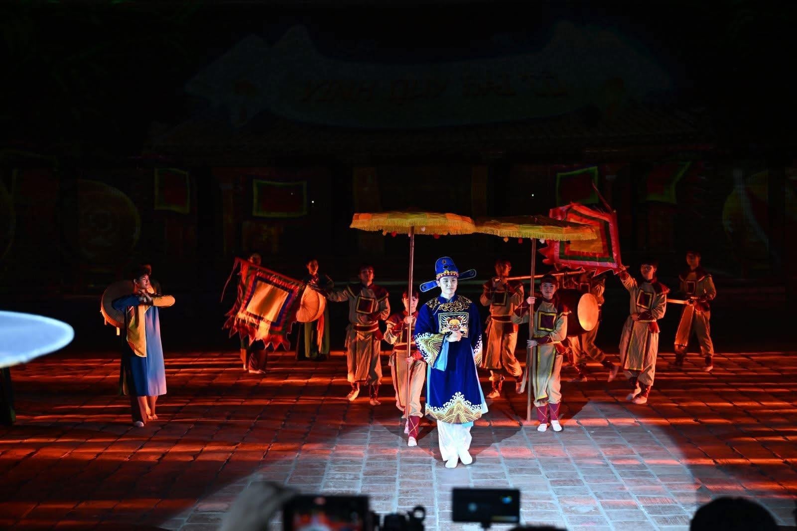 Scéna z noční prohlídky Chrámu literatury s využitím technologie 3D mapování.