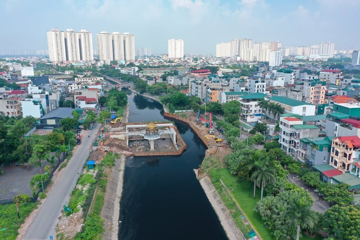 Nhiều khu vực sông và chất lượng không khí ở Hà Nội có lúc còn ô nhiễm. Ảnh: Tùng Đinh.