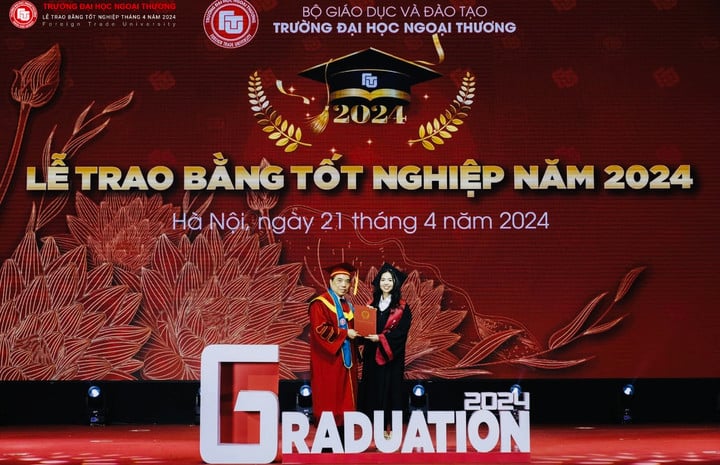 Diệu Linh graduated as the valedictorian of the High-Quality Program in International Economics at the Foreign Trade University.