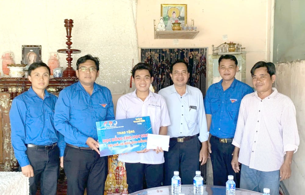 ការគាំទ្រសិស្សឱ្យចូលរៀន - ឆ្ពោះទៅរកការកាត់បន្ថយភាពក្រីក្រប្រកបដោយចីរភាព។