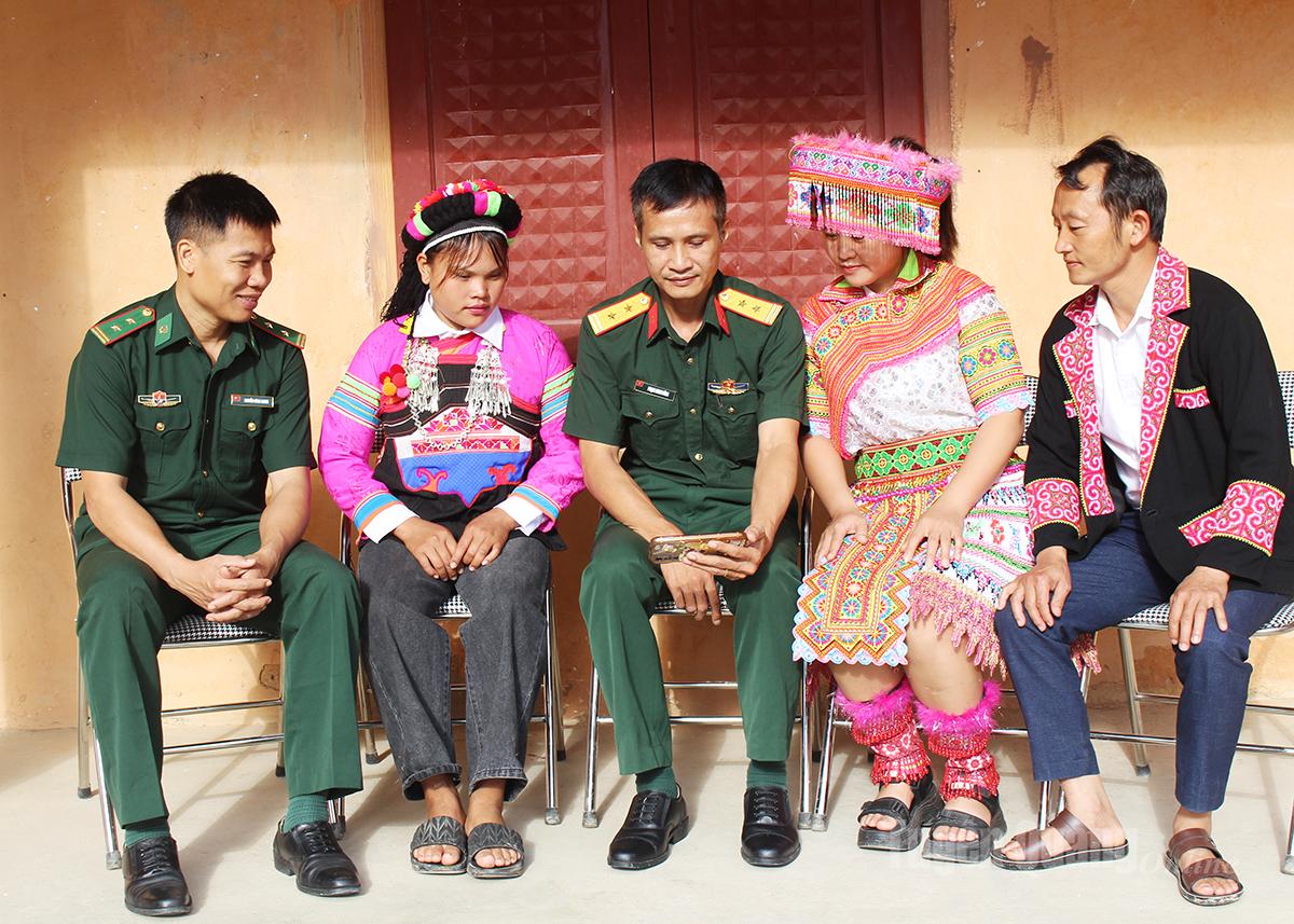 Hội viên phụ nữ xã Bản Máy và cán bộ các đơn vị đóng quân trên địa bàn trao đổi thông tin, nắm tình hình an ninh trật tự.