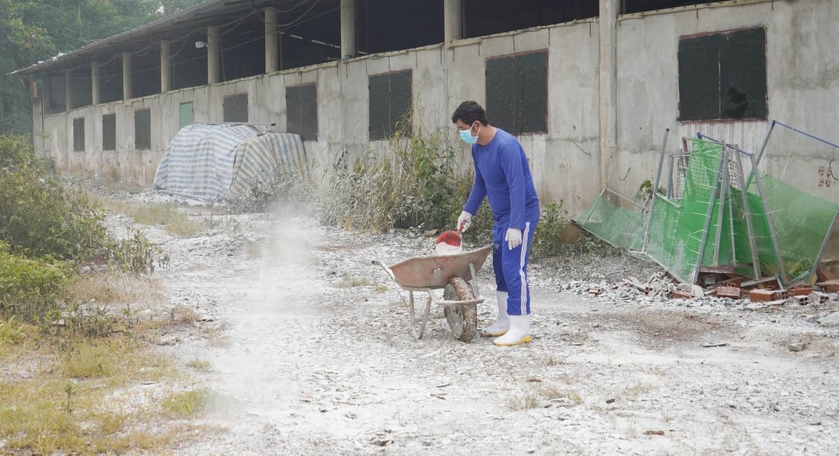 Khử trùng kĩ lưỡng trong, ngoài chuồng trại giúp tiêu diệt mầm bệnh trước khi tái đàn, hạn chế được dịch cho lứa gia cầm. Ảnh: Lê Bình.