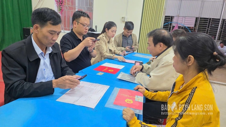 কি লুয়া ওয়ার্ডের ভূমি প্রশাসনের কর্মকর্তারা হপ থান ব্লকের ভূমি তথ্য সংগ্রহ করছেন।