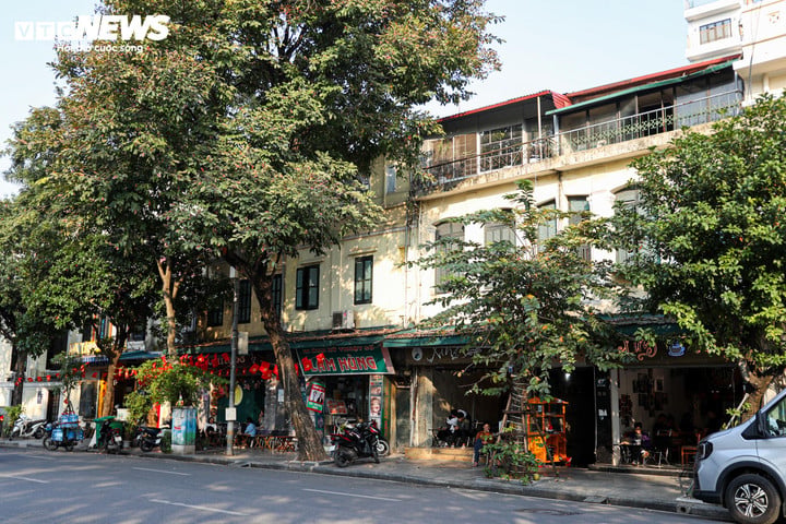 The plot of land, spanning over 400 m², has two land ownership certificates and faces directly onto Hoan Kiem Lake, considered a rare