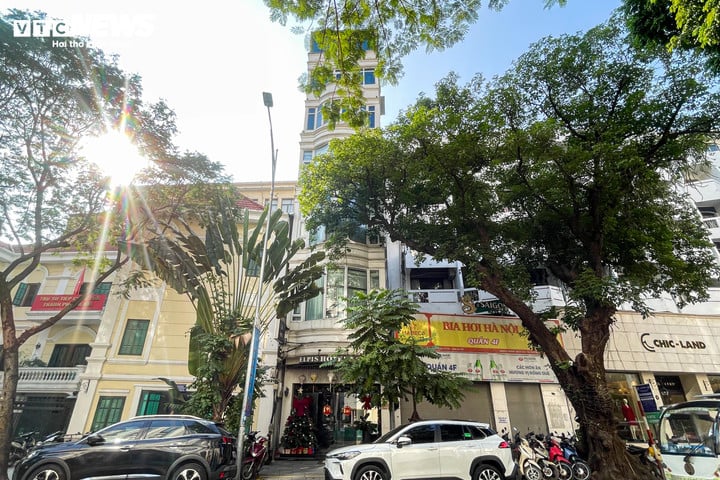 Not far from there is a hotel located at 32 Ly Thai To Street, right next to the intersection of Ly Thai To and Tran Nguyen Han streets.