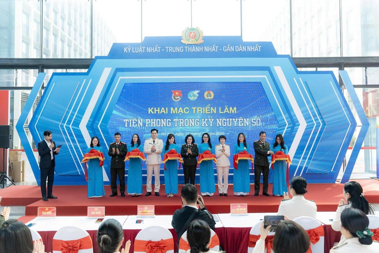 Delegatene foretok åpningsseremonien for utstillingen.