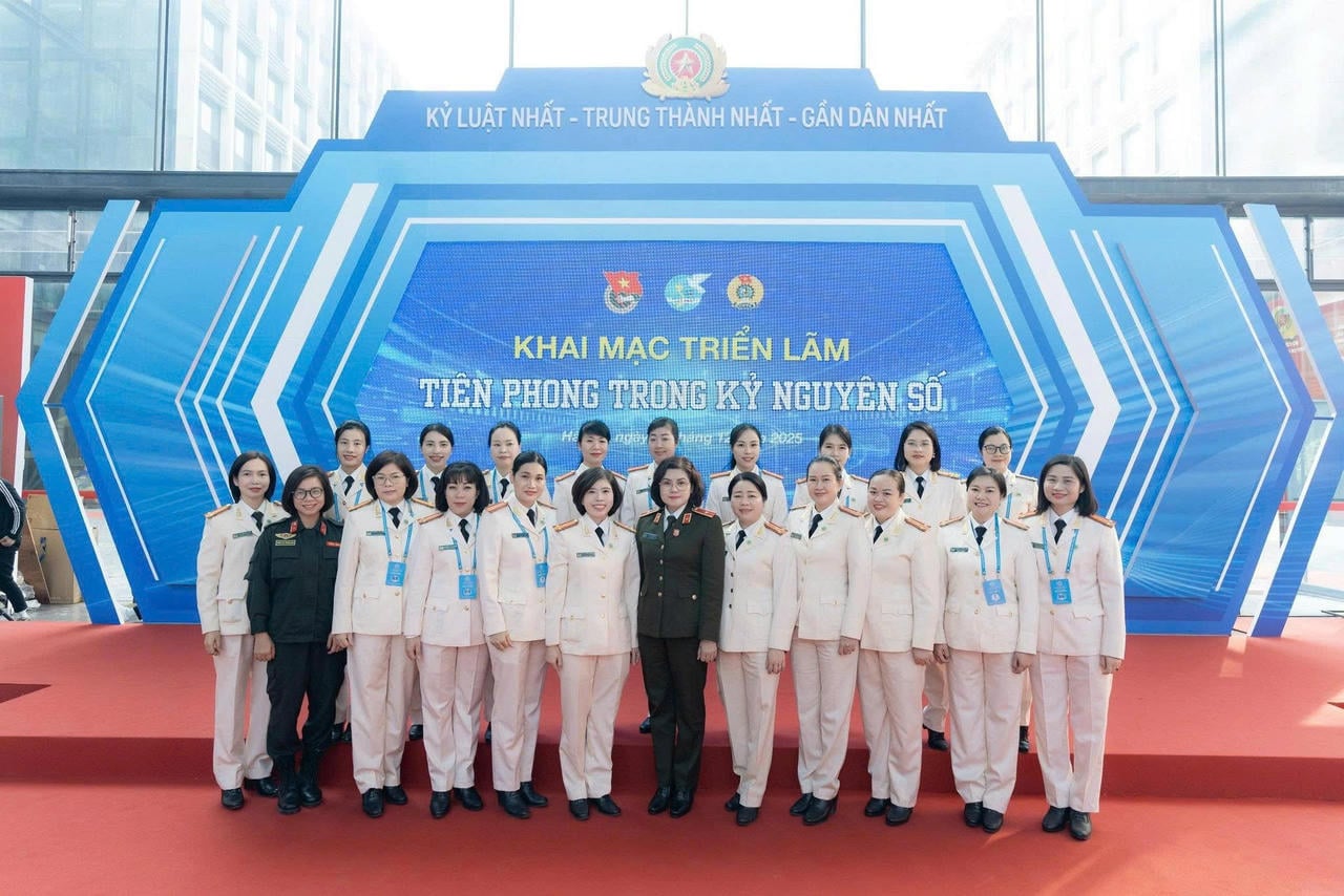 Utstillingen «Pionerarbeid i den digitale tidsalderen» feirer kongressen for politiske og sosiale organisasjoner innenfor folkepolitiet.