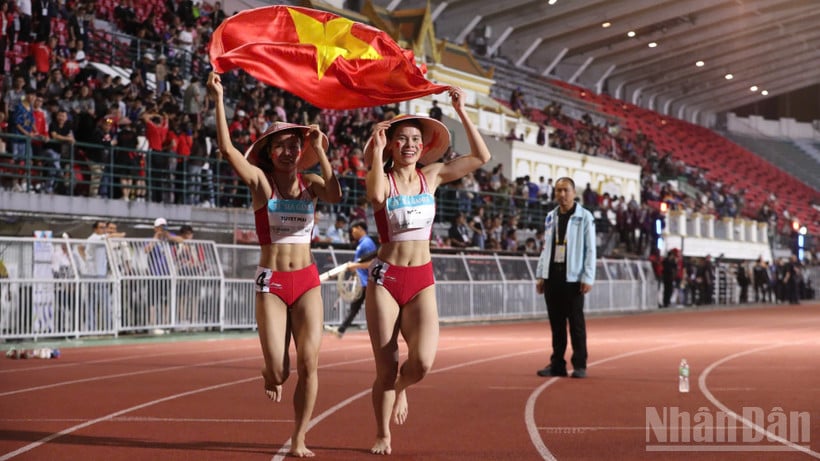 Các chân chạy Việt Nam ăn mừng Huy chương Vàng điền kinh nội dung tiếp sức 4x400m nữ, hôm 16/12. (Ảnh: HOÀNG MINH)