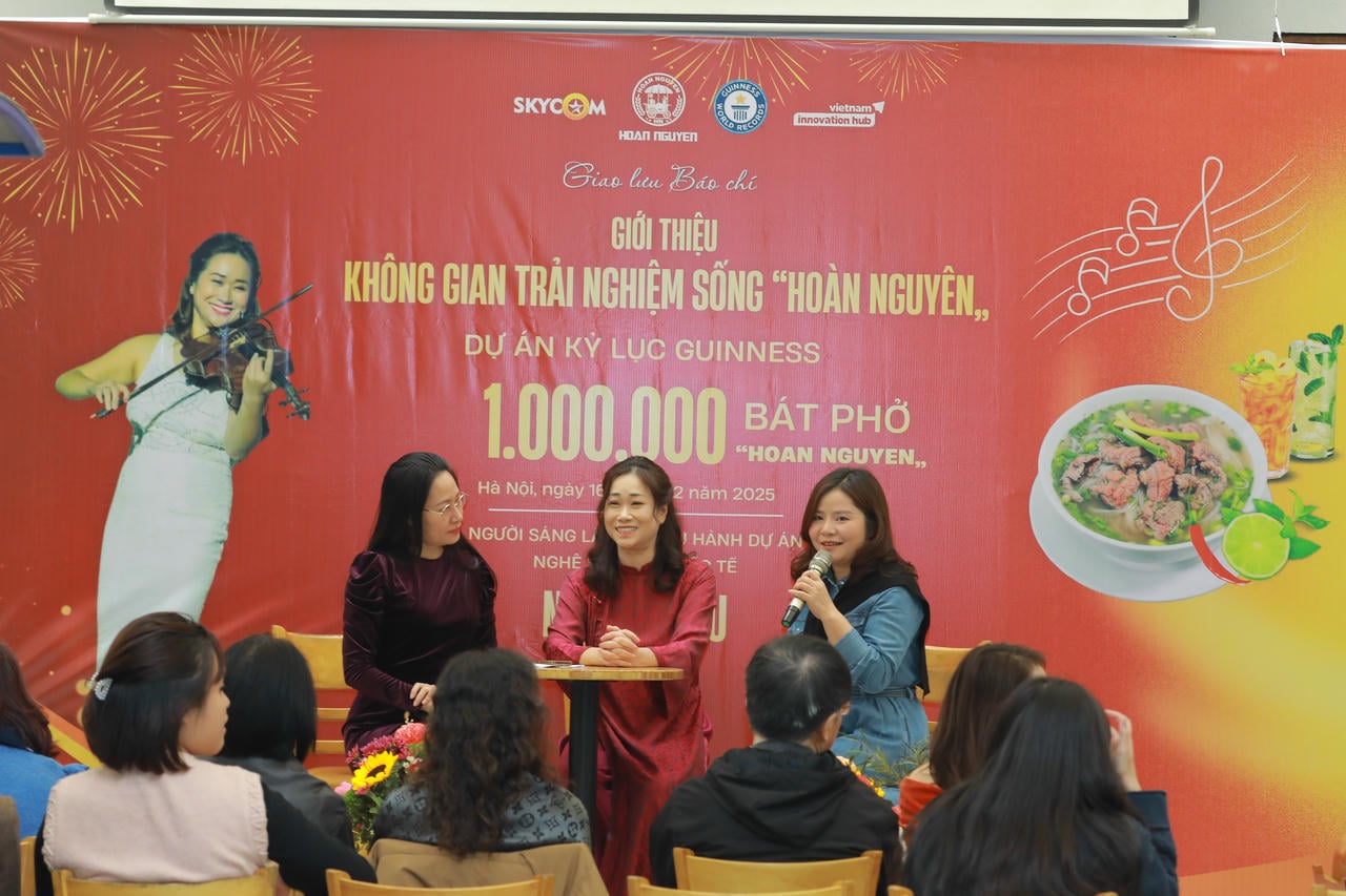 ក្រៅពីការបរិច្ចាគចានផូចំនួន ១ លានចានដល់អ្នកទេសចរអន្តរជាតិ វិចិត្រករវីយូឡាអន្តរជាតិ ង្វៀនធូ ក៏បានបរិច្ចាគថវិកាដល់មូលនិធិវៀតណាមសម្រាប់កុមារពិការផងដែរ។ (រូបថតដោយ លឿង យី ទៀន)