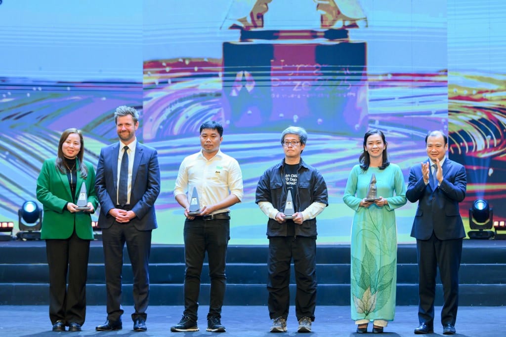 Товарищ Ле Хай Бинь – заместитель члена Центрального комитета партии, постоянный заместитель министра культуры, спорта и туризма – вручает премию за устойчивое развитие представителям проектов (фото предоставлено Организационным комитетом).