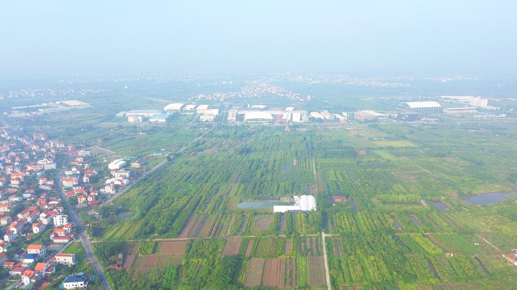 ផ្នែកខាងមុខនៃគម្រោងសាខាសាកលវិទ្យាល័យបច្ចេកវិទ្យាហាណូយ នៅលើផ្លូវអន្តរខេត្តហាណូយ-ហឹងអៀន។