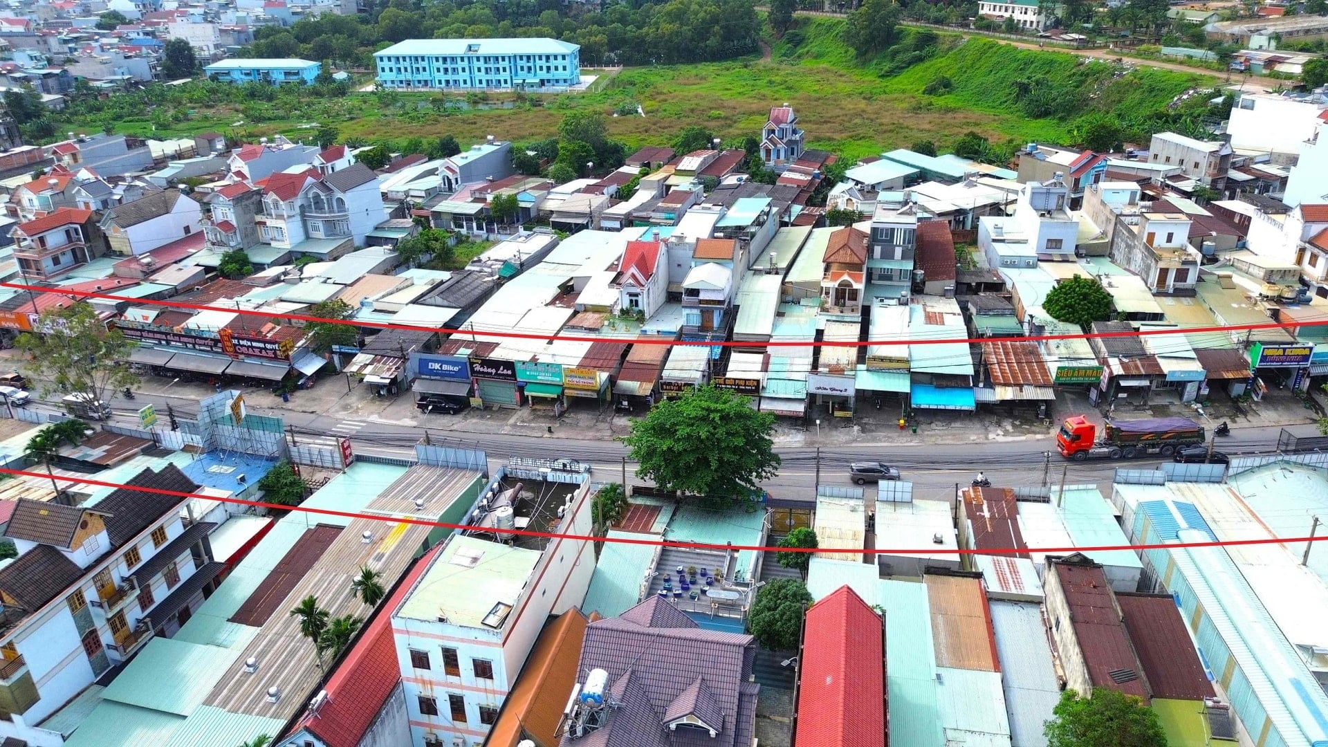 Đường Bùi Văn Hòa là trục đường quan trọng kết nối các khu công nghiệp và cảng cạn.