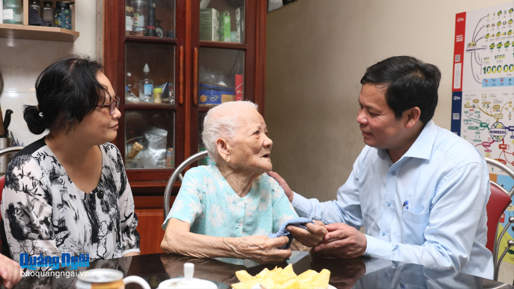 លោក ង្វៀន ឌឹក ទុយ អនុលេខាគណៈកម្មាធិការបក្សខេត្ត និងជាប្រធានក្រុមប្រឹក្សាប្រជាជនខេត្ត បានទៅសួរសុខទុក្ខ និងប្រគល់អំណោយដល់គ្រួសារដែលមានសិទ្ធិទទួលបានគោលនយោបាយអនុគ្រោះ។