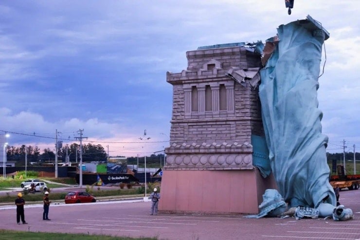 ក្រុមជំនាញត្រូវបានបញ្ជូនទៅកន្លែងកើតហេតុយ៉ាងរហ័ស ដើម្បីសម្អាតកម្ទេចកម្ទី។