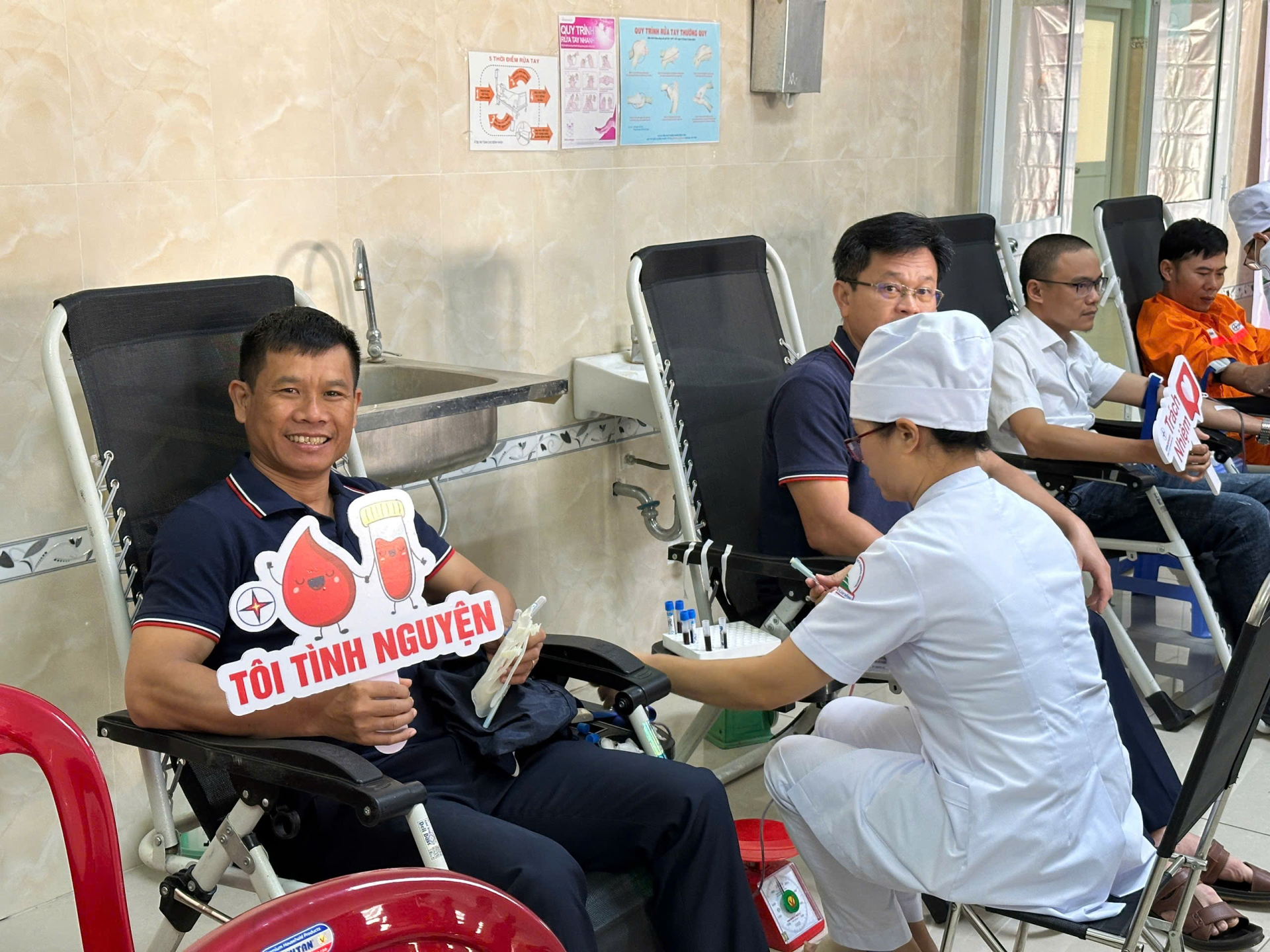 លោក ឡេ តាន់ កុង ដែលជាបុគ្គលិកម្នាក់របស់ក្រុមហ៊ុន បានចូលរួមក្នុងកម្មវិធីបរិច្ចាគឈាម។