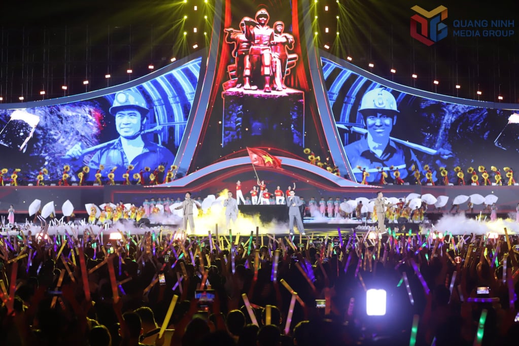 ទស្សនិកជនបានជ្រមុជខ្លួនដោយរីករាយនៅក្នុងតន្ត្រីនៅឯការប្រគំតន្ត្រី។