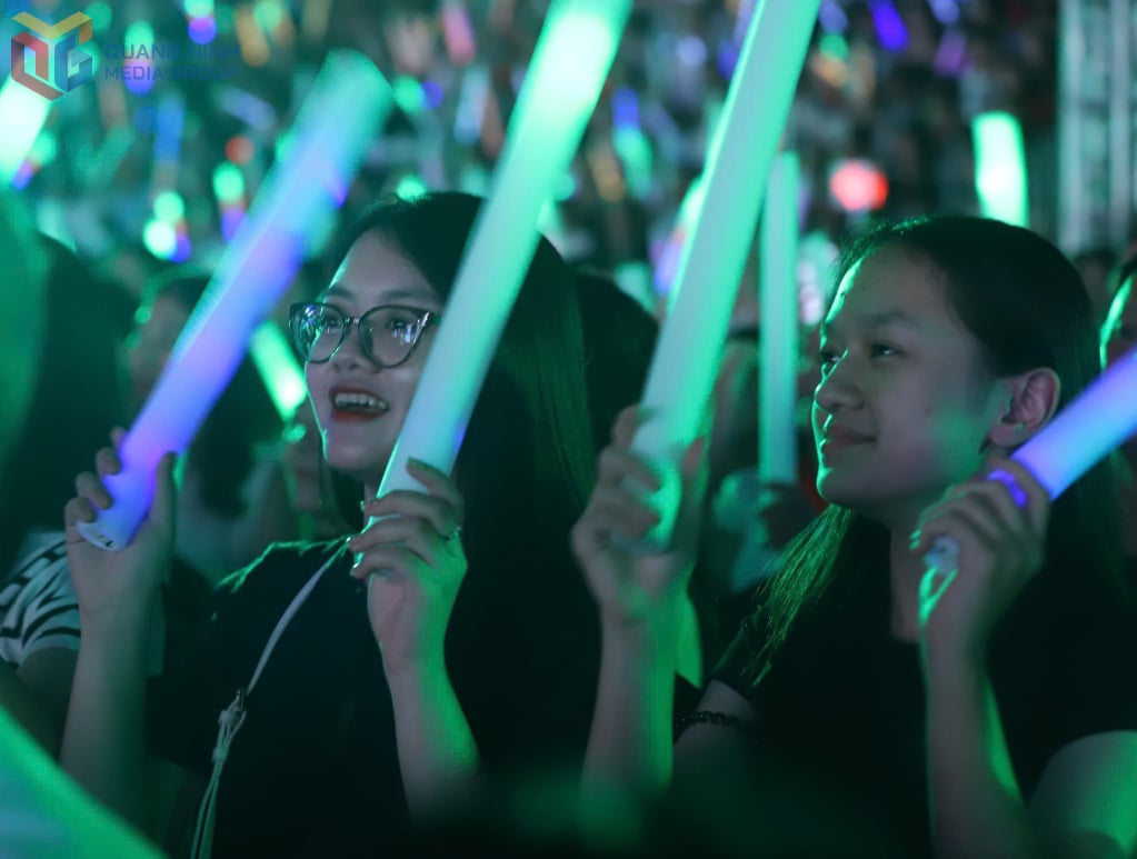 ព្រឹត្តិការណ៍តន្ត្រីនៅខេត្តក្វាងនិញបង្កើតការរំភើបក្នុងចំណោមទស្សនិកជនវ័យក្មេង។