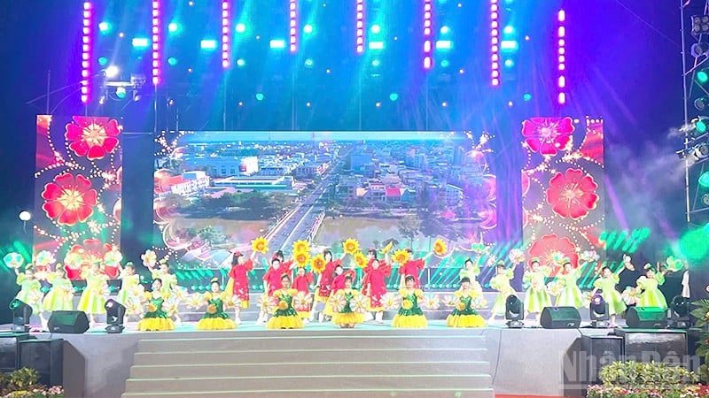 ការសម្តែងរបស់កុមារមកពីខេត្តដុងថាបក្នុងកម្មវិធីសិល្បៈ។