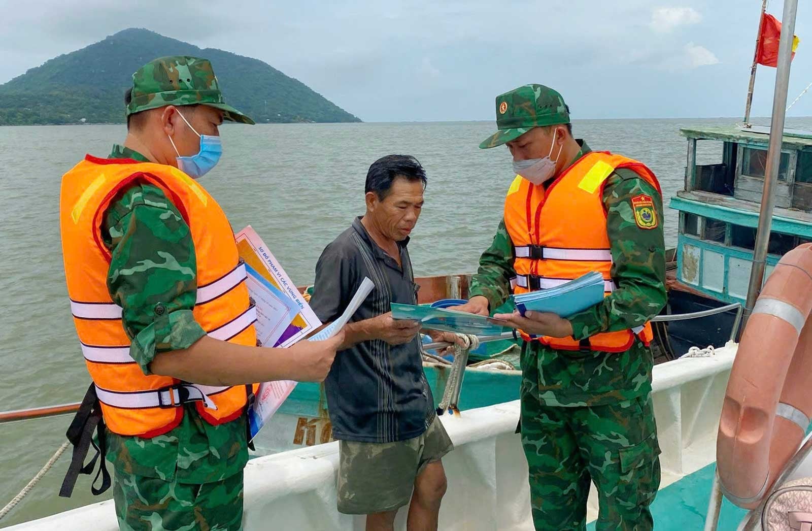 Cán bộ Đồn Biên phòng Lình Huỳnh tuần tra, kiểm soát trên biển và hướng dẫn ngư dân chấp hành quy định chống khai thác IUU. Ảnh: 