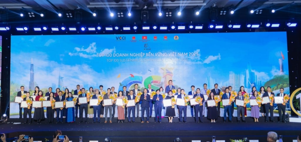 mwg-lan-thu-hai-lien-tiep-gop-mat-trong-top-100-doanh-nghiep-phat-trien-ben-vung-nam-2025-csi-100.png