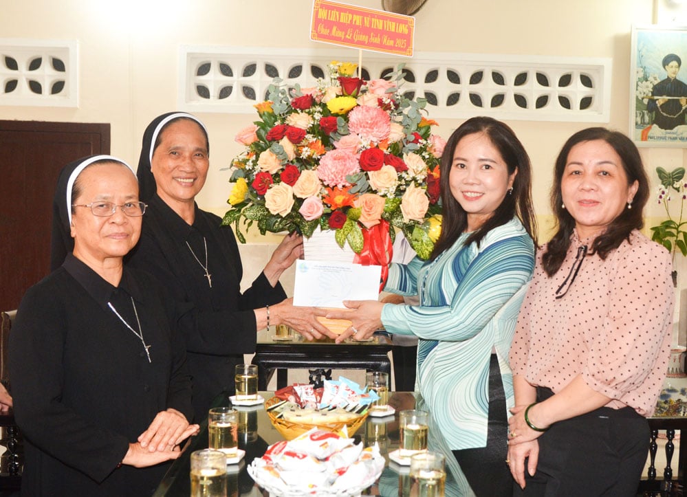 លោកស្រី ង្វៀន ធីគីមថោ អនុប្រធានគណៈកម្មាធិការរណសិរ្សមាតុភូមិវៀតណាមខេត្ត និងជាប្រធានសហភាពនារីខេត្ត ផ្ញើសារជូនពរបុណ្យណូអែលដល់សហគមន៍បងប្អូនស្រីនៃព្រះវិហារកាកបាទក្រហមខេត្តកៃម៉ុន។ រូបថត៖ ត្រឹងក្វុក