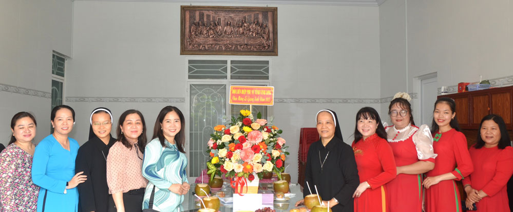 លោកស្រី ង្វៀន ធីគីមថោ អនុប្រធានគណៈកម្មាធិការរណសិរ្សមាតុភូមិវៀតណាមខេត្ត និងជាប្រធានសហភាពនារីខេត្ត ផ្ញើសារជូនពរបុណ្យណូអែលនៅសមាគមបងប្អូនស្រីនៃព្រះវិហារកាកបាទក្រហមខេត្តកៃញឹម។ រូបថត៖ ត្រឹងក្វុក