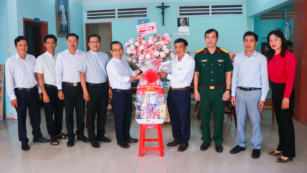 ក្រុមនេះបានថតរូបអនុស្សាវរីយ៍នៅវិហារ (សង្កាត់ឡុងចូវ)។ រូបថត៖ TUYET NGA។