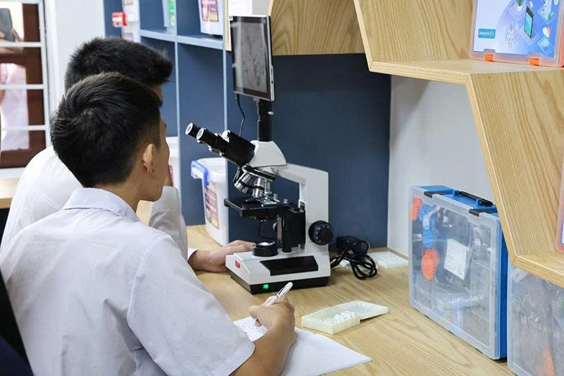 ការលើកកម្ពស់ការអប់រំ STEM និងបញ្ញាសិប្បនិម្មិត។