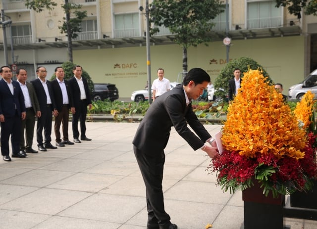 Đoàn đại biểu chính quyền tỉnh Hủa Phăn (Lào) dâng hoa Chủ tịch Hồ Chí Minh - Ảnh 1.