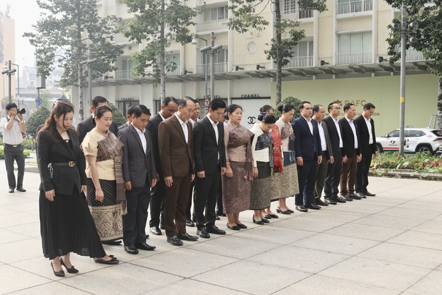 Đoàn đại biểu chính quyền tỉnh Hủa Phăn (Lào) dâng hoa Chủ tịch Hồ Chí Minh - Ảnh 2.