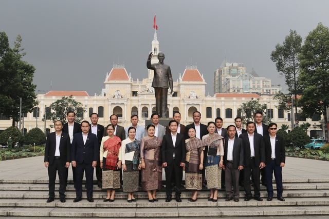 Đoàn đại biểu chính quyền tỉnh Hủa Phăn (Lào) dâng hoa Chủ tịch Hồ Chí Minh - Ảnh 3.