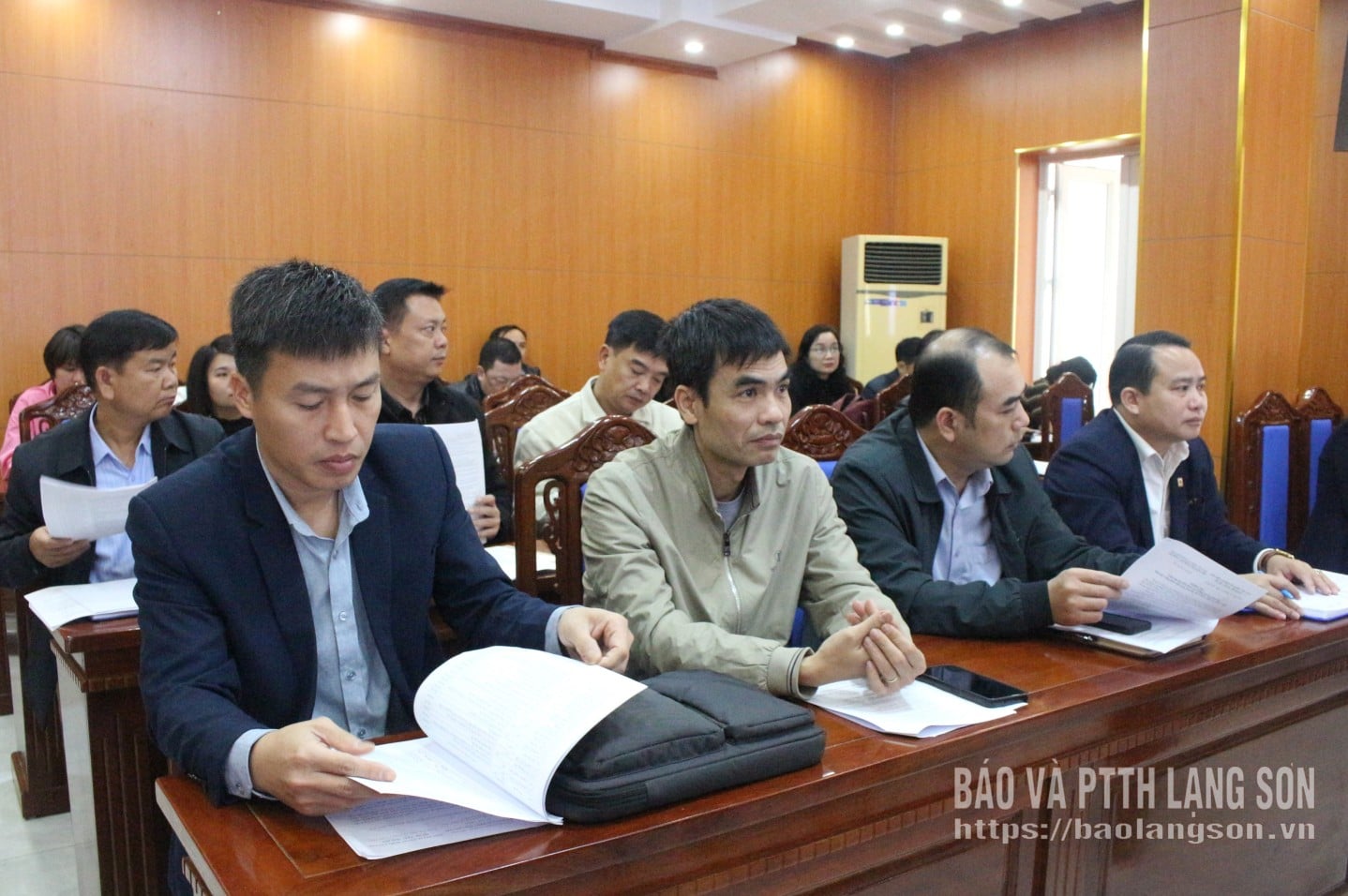 Các đại biểu nghiên cứu các nội dung liên quan đến công tác tổ chức Đại hội Công đoàn tỉnh lần thứ XVIII