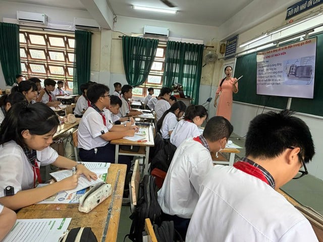 Jak budou učitelé v Ho Či Minově Městě placeni za přesčasovou výuku, když budou učit dvě hodiny denně? - Obrázek 1. Giáo viên TP.HCM sẽ được trả lương dạy thêm giờ thực hiện 2 buổi/ngày ra sao?- Ảnh 1.