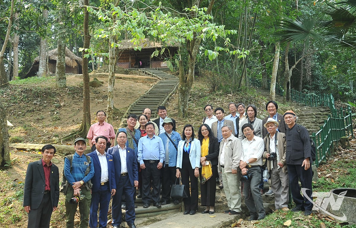 ນັກທ່ອງທ່ຽວມາຢ້ຽມຢາມ ແລະ ຖ່າຍຮູບທີ່ລະນຶກຢູ່ເຮືອນພັກເທິງເນີນພູເຄົາຕີ.